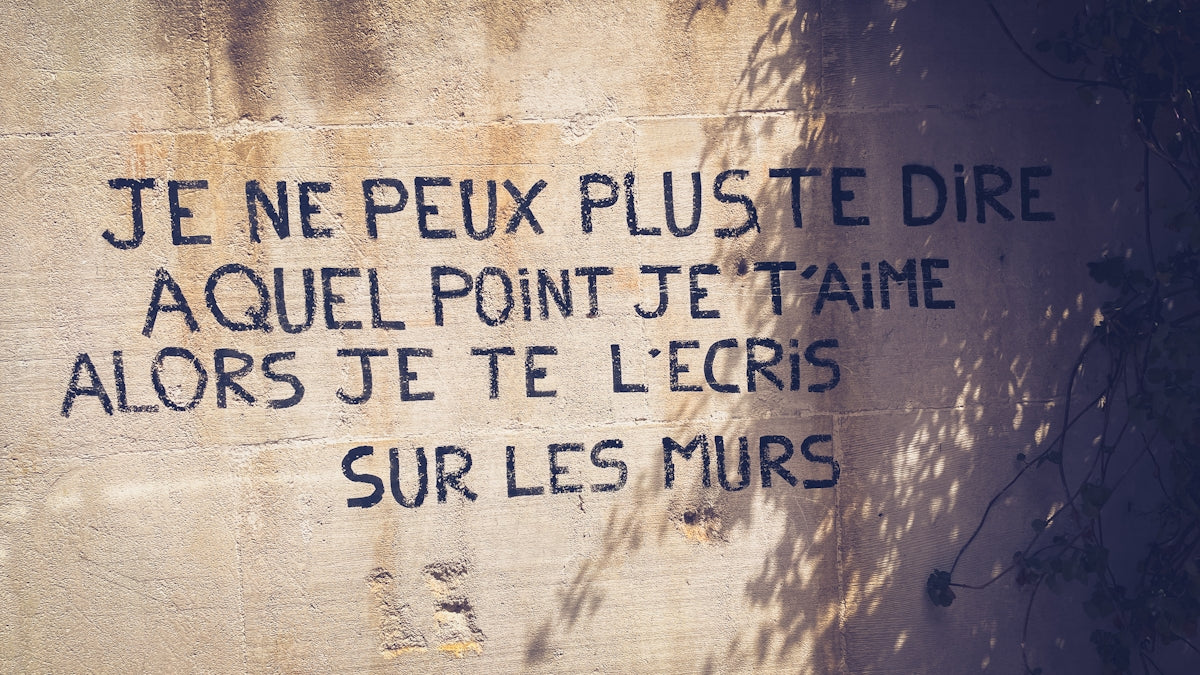 A sign on a wall that says je ne peux pluste dire a