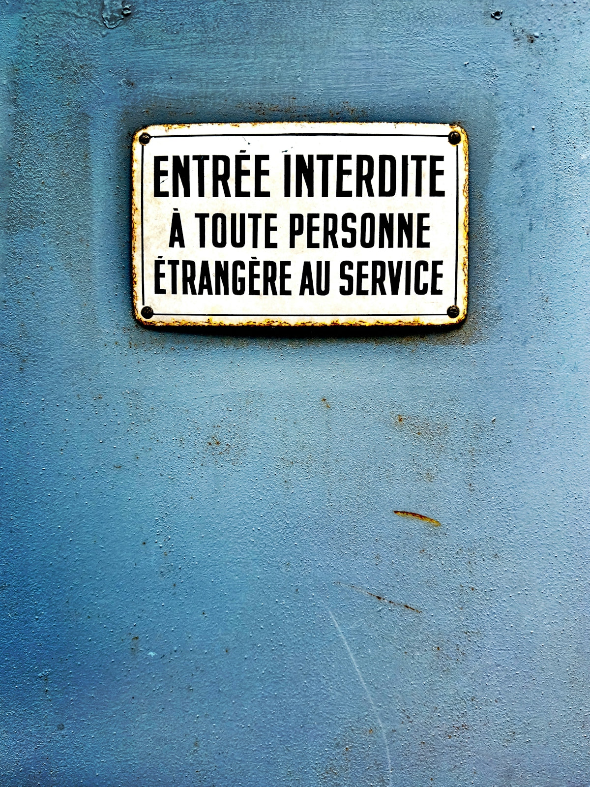 No entry sign on a blue textured wall